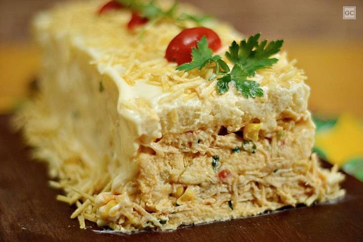 Torta Salgada Cremosa de Pão de Forma com Frango e Atum
